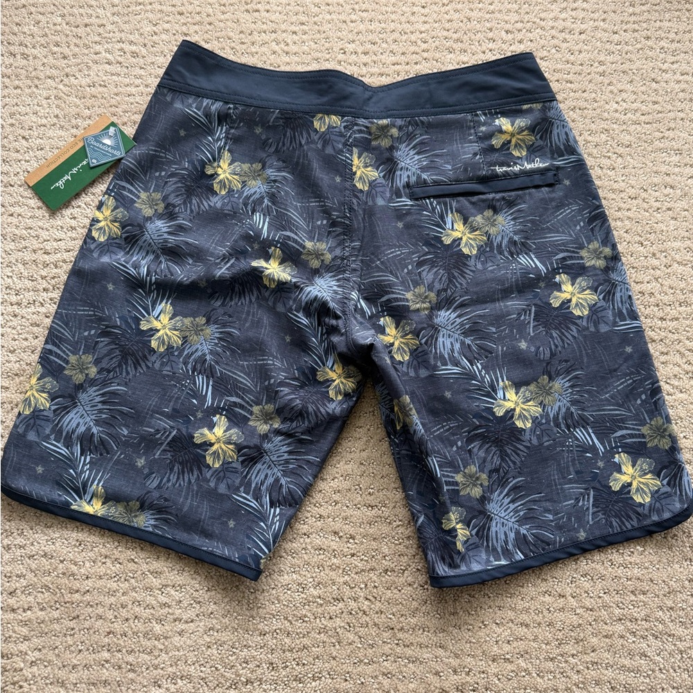 NWT Travis Mathew Floral Board Shorts ~ Men size 30 - Picture 2 of 6